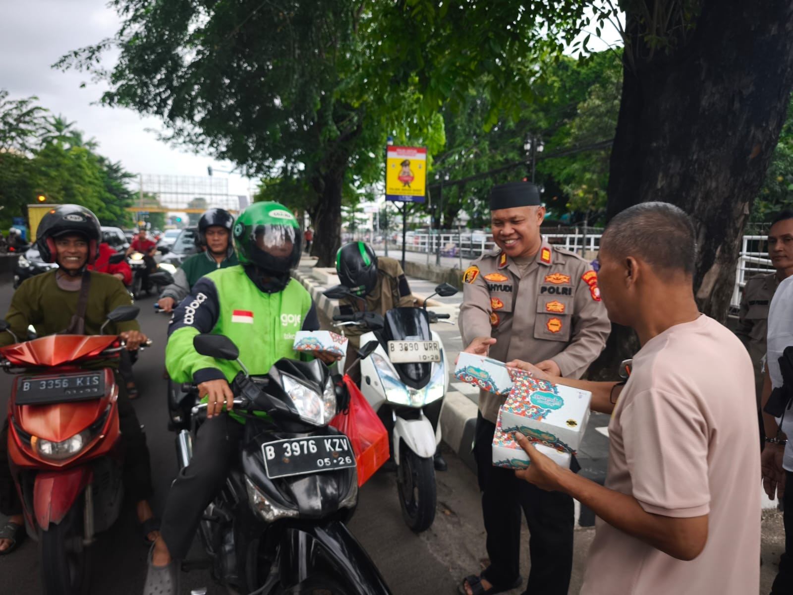 Polsek Bekasi Barat Berbagi Takjil, Tebar Berkah Ramadhan di Kranji