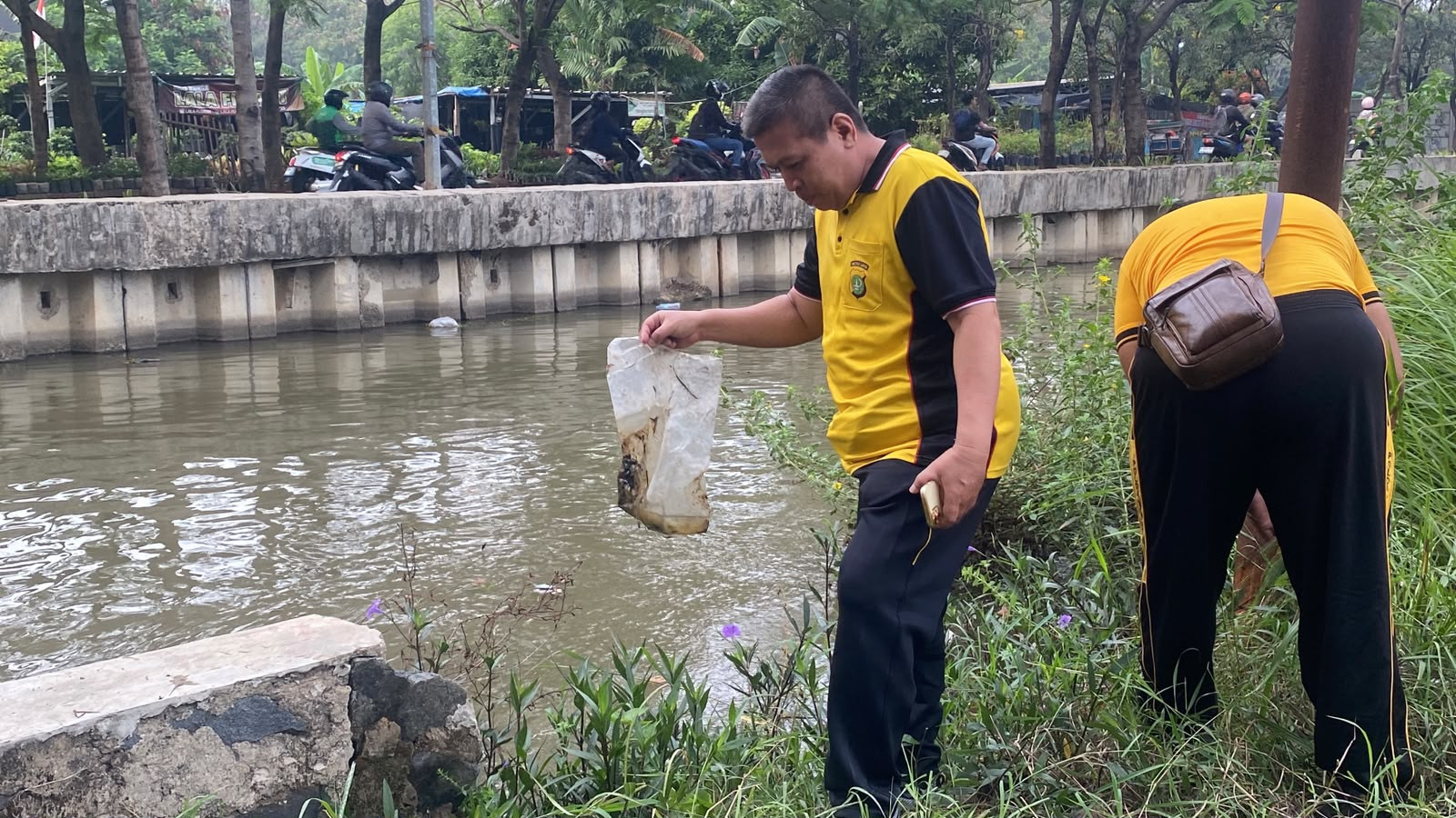Wujudkan Lingkungan Asri dan Sehat, Personel Polres Metro Bekasi Kota Gelar Aksi Bersih-Bersih Kali