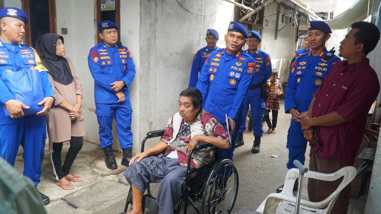 Ditpolairud PMJ Tebar Kepedulian di Pesisir Cilincing, Bantu Warga Stroke Lewat Kursi Roda