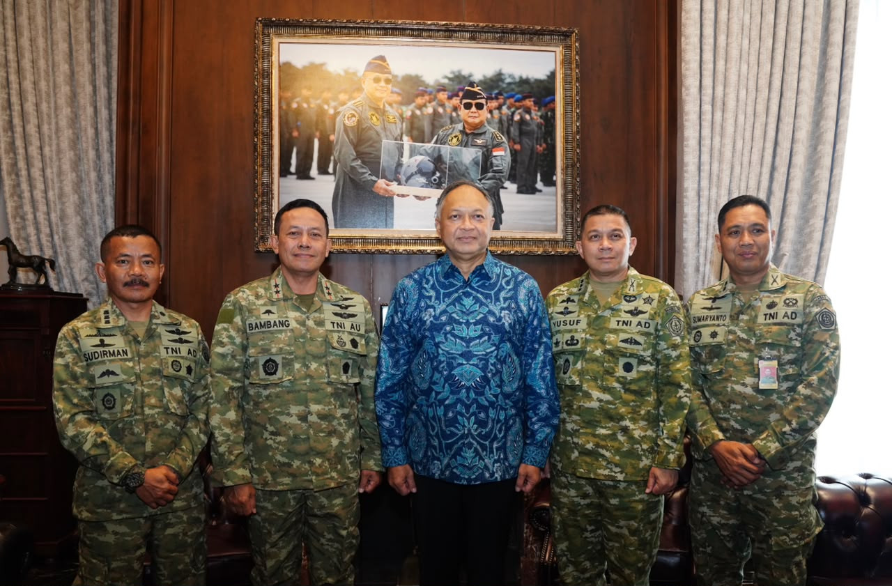 Wadan Kodiklat TNI Anjangsana Ke Kediaman Marsekal TNI (Purn) Fadjar Prasetyo