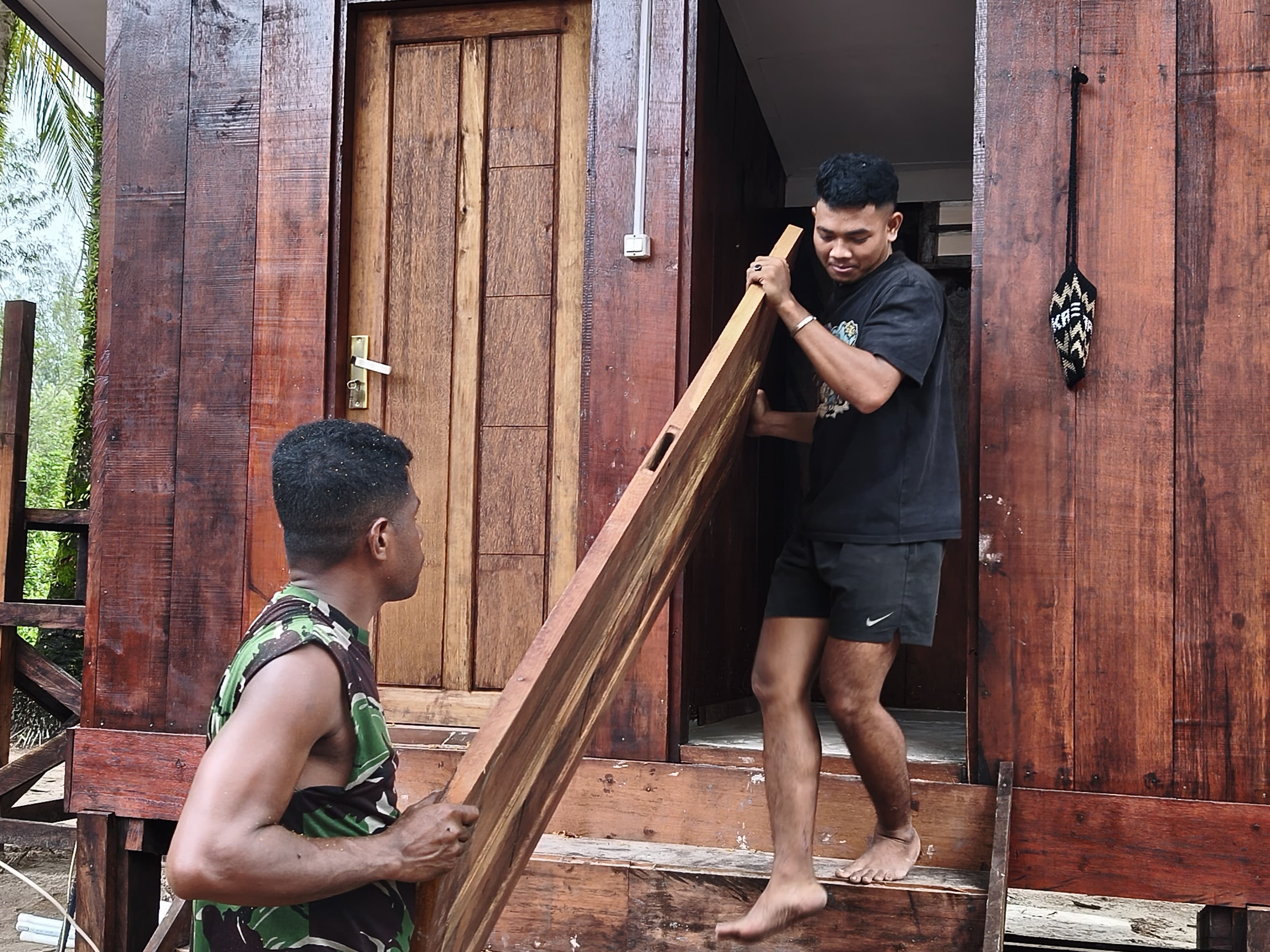 Satgas TMMD Tuntaskan Pemasangan Pintu MCK Umum di Kampung Keakwa