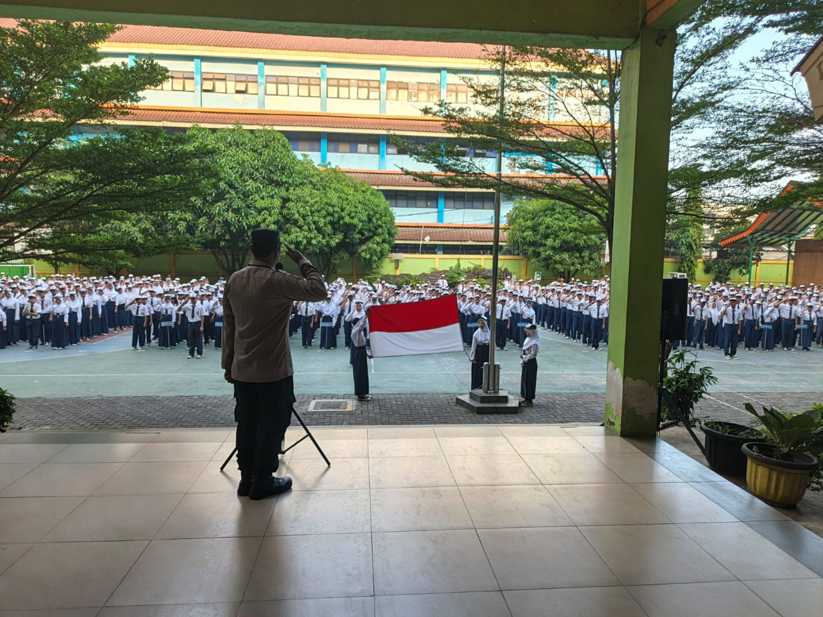 Polisi Jadi Inspektur Upacara di SMPN 244 Jakarta, Tekankan Bahaya Tawuran, Narkoba, dan Bullying