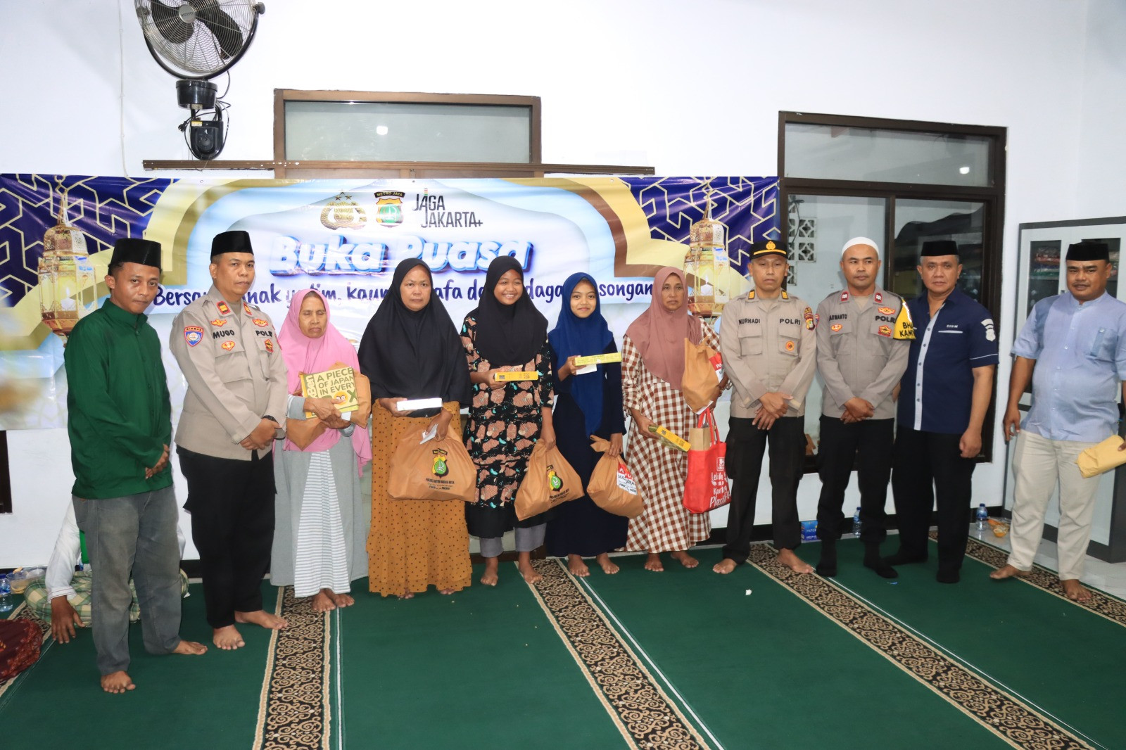Ramadhan Penuh Kepedulian, Wakapolres Bekasi Kota dan Kapolsek Bekasi Utara Berbagi Sembako dengan Pemulung dan Kaum Dhuafa