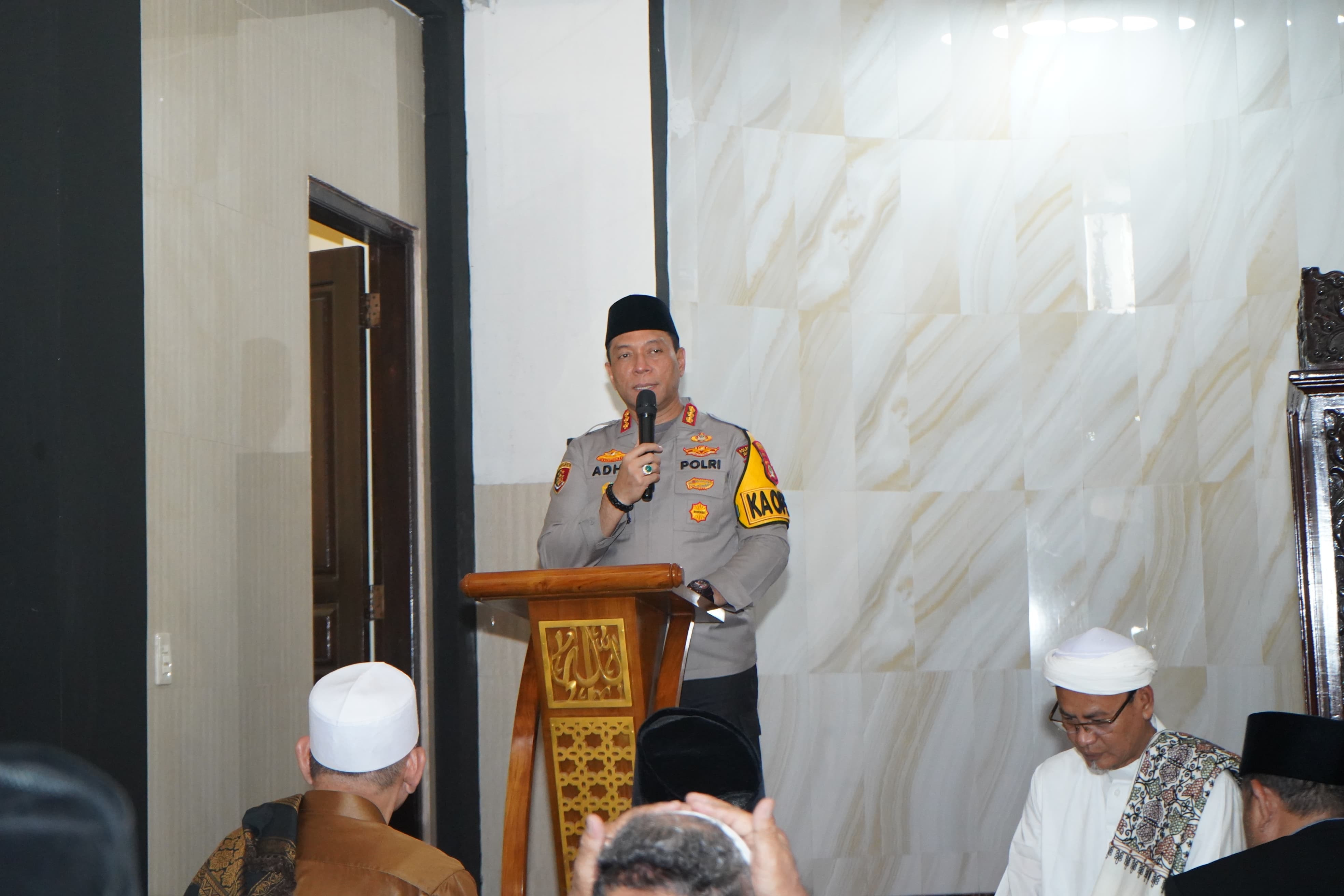 Kapolres Metro Jakarta Utara Gelar Sholat Jumat Keliling di Masjid Al - Amin Kelapa Gading, Ajak Masyarakat Bersama Jaga Kamtibmas