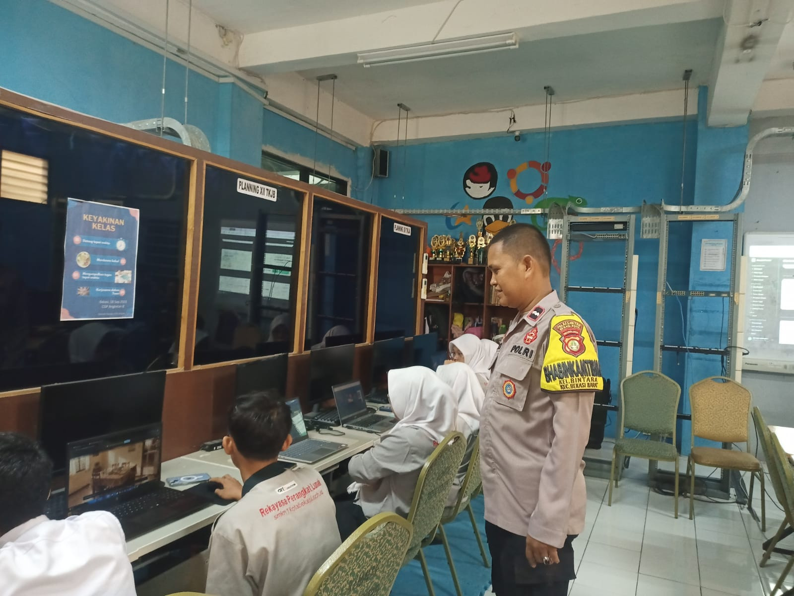 Polsek Bekasi Barat Sosialisasikan Pemanfaatan Artificial Intelligence kepada Pelajar SMKN 1 Kota Bekasi