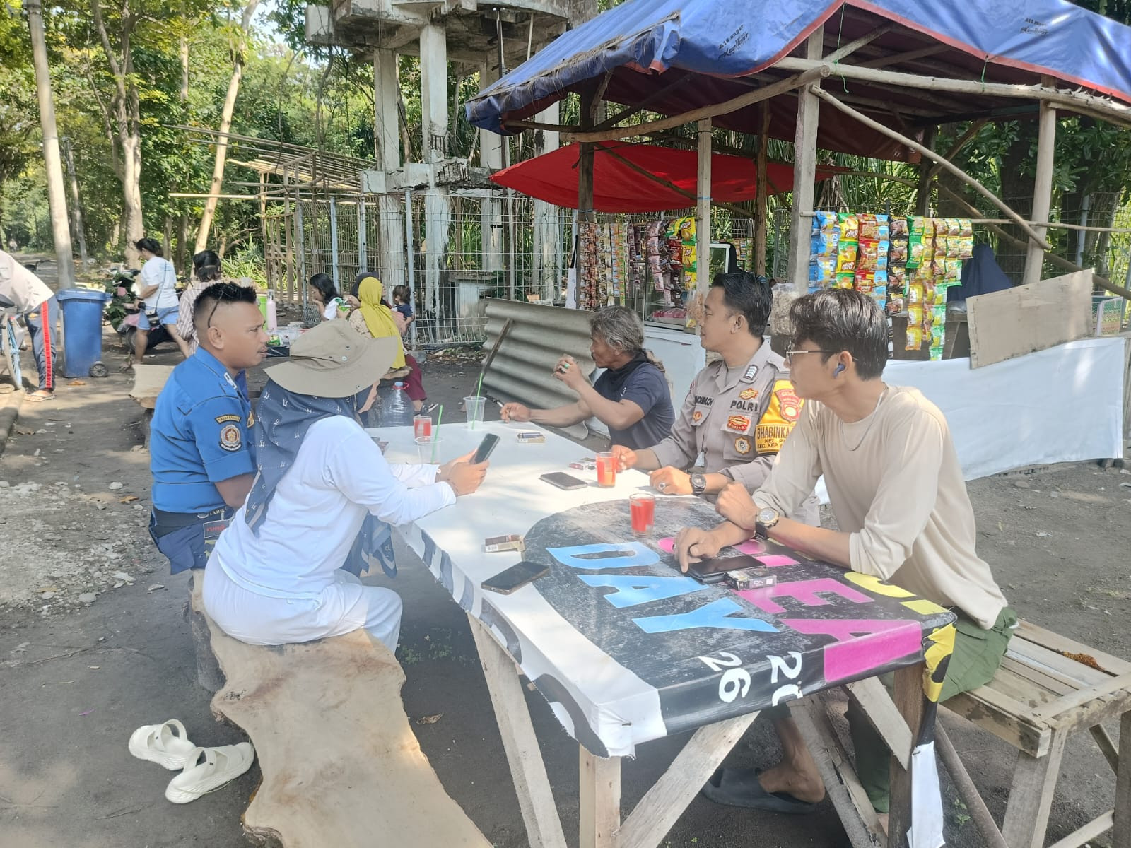 Bhabinkamtibmas Pulau Pari Jakarta On The Spot Sambang Warga, Sosialisasikan Layanan Polri 110 dan Ajak Jaga Kamtibmas