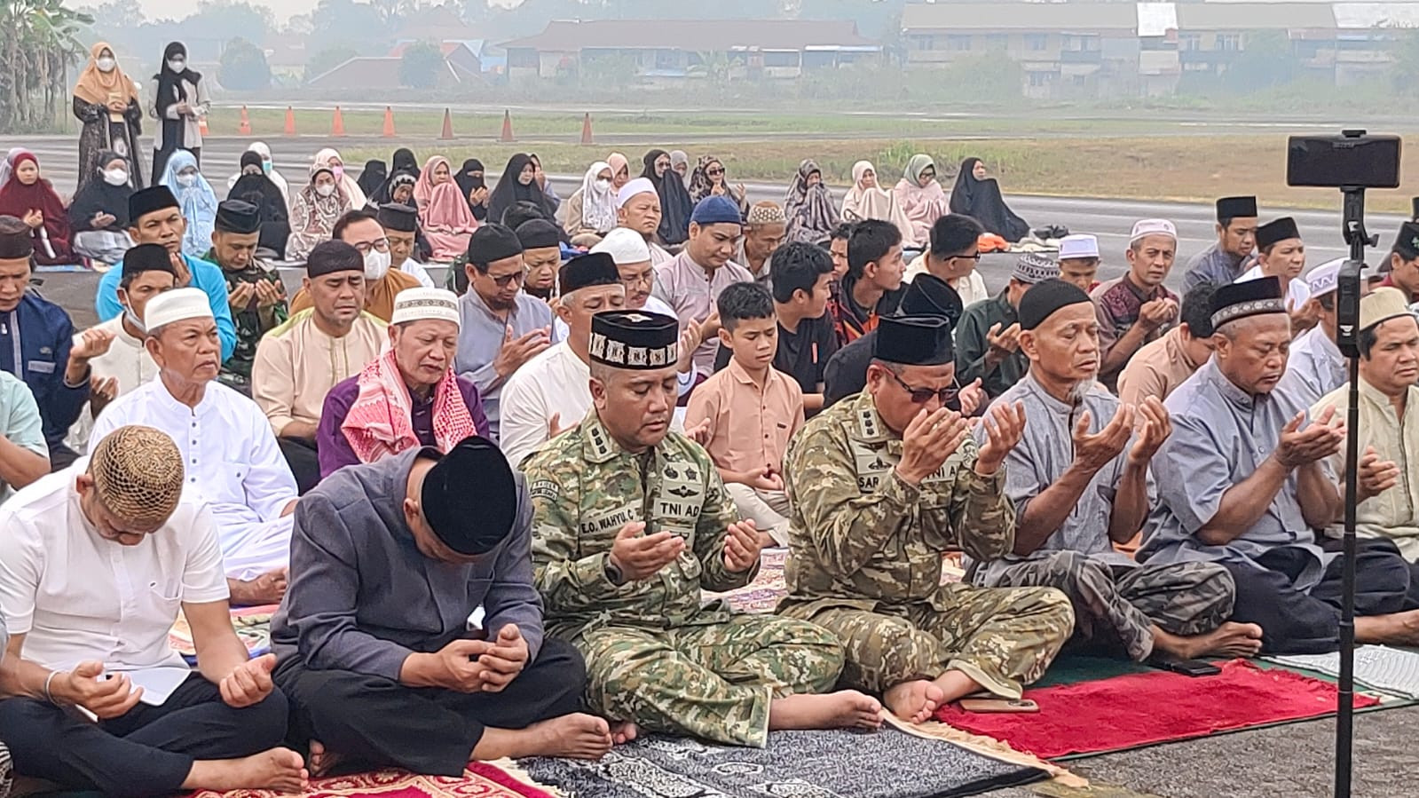 Satgas Kahurtla TNI Gelar Sholat Istisqo dan Sosialisasi di Melawi