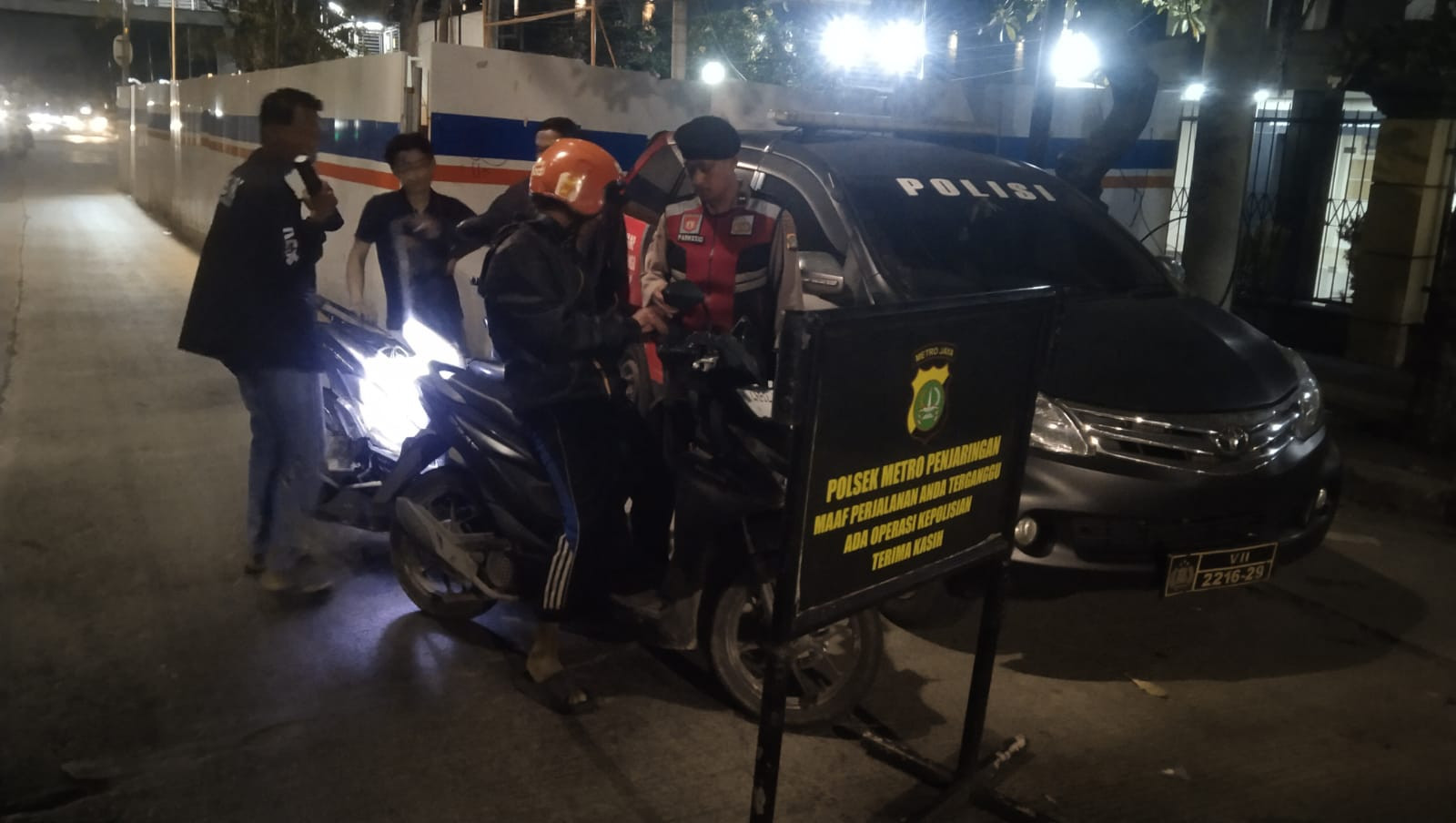 Jaga Jakarta, Jaga Lingkungan : Polsek Metro Penjaringan Amankan Terduga Pelaku Pencurian Kabel dan Tertibkan Kendaraan Tanpa Surat saat KRYD