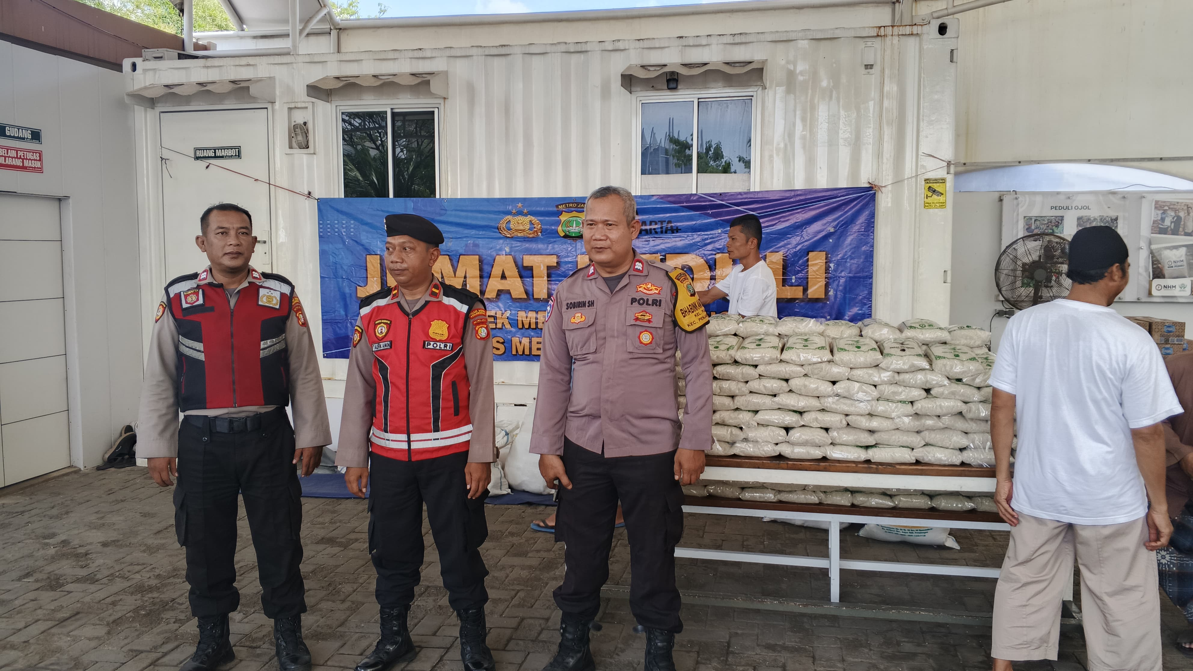 Peduli Sesama, Masjid Al Qohhar Salurkan 500 Paket Sembako untuk Pengemudi Ojol di Penjaringan