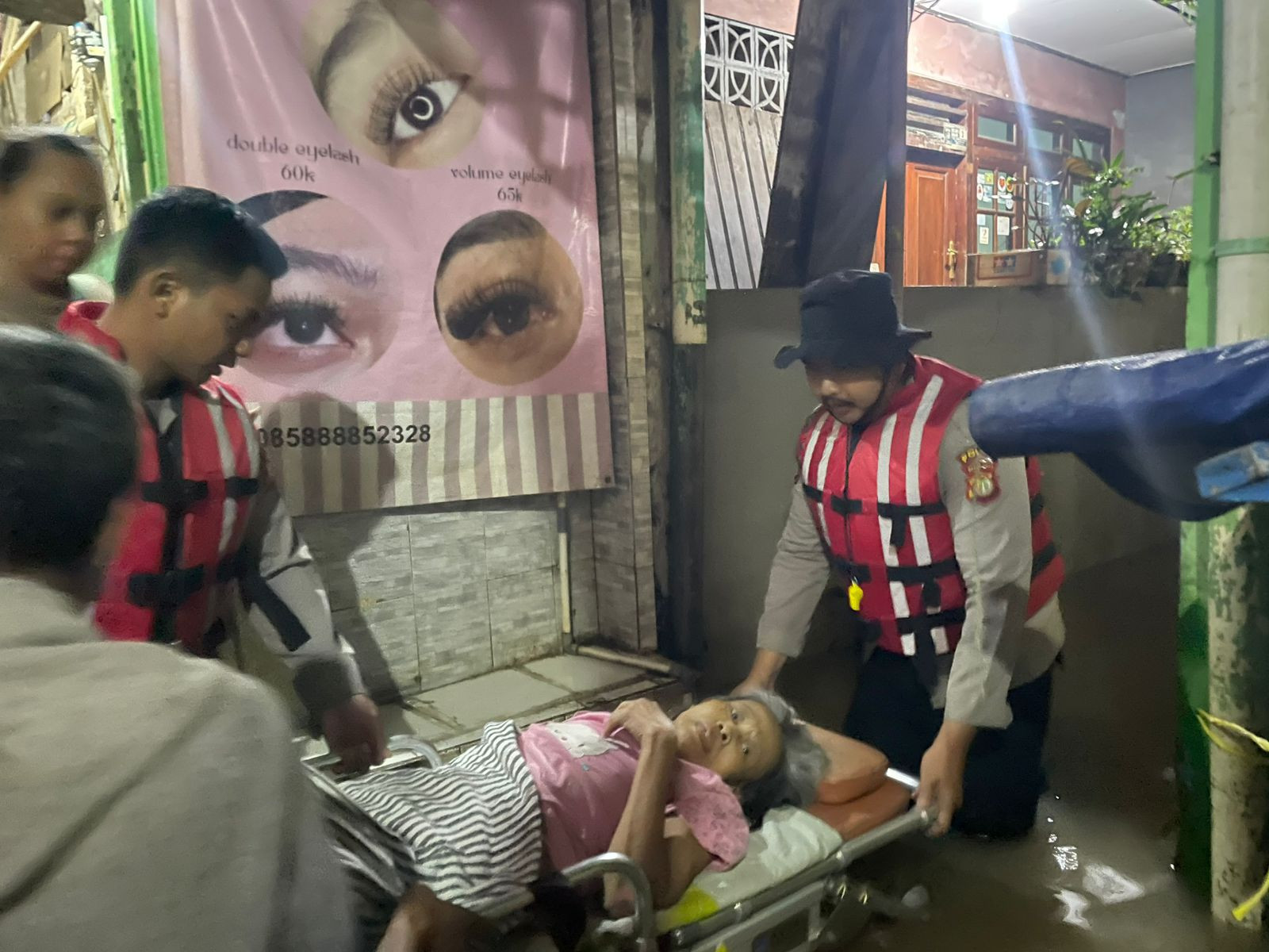 Ditsamapta Polda Metro Jaya Evakuasi Warga Sakit Terdampak Banjir di Kebon Pala
