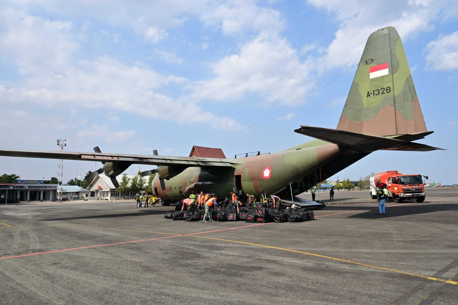 Hercules TNI AU Kembali Tiba di Lanud Sjamsudin Noor, Bawa Ratusan APD Bantuan Kemhan RI dan Masker Dari Puskes TNI AU Untuk Perkuat Penanganan Karhutla Kalsel