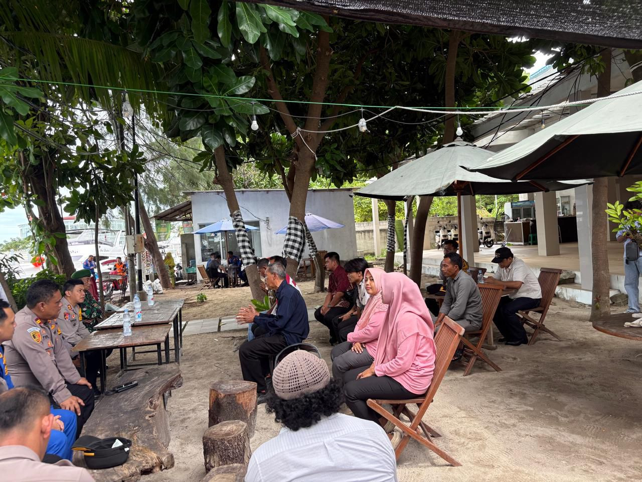 Jumat Curhat di Pulau Pramuka, Kapolres Kepulauan Seribu Sosialisasikan Layanan Polisi 110 dan Bahaya Hoaks