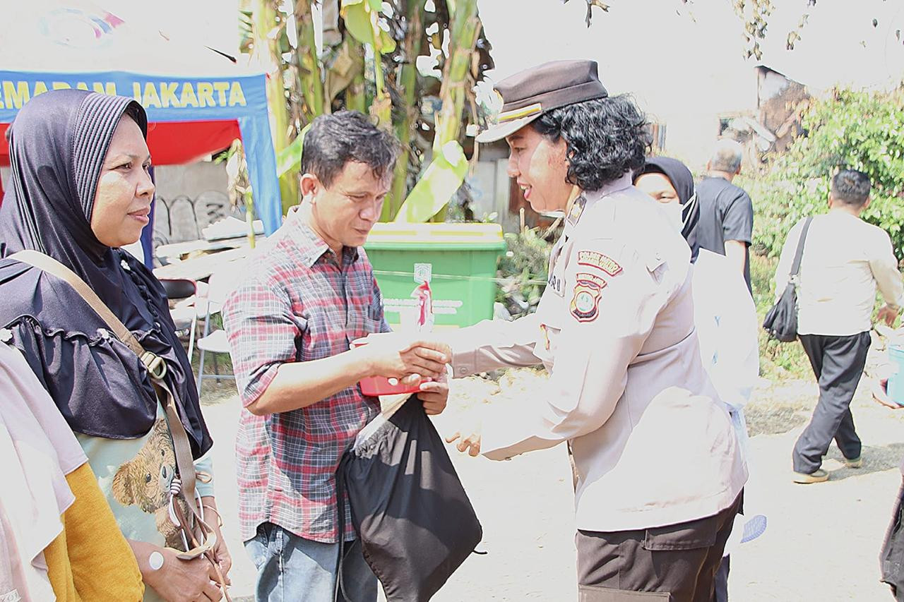 Polwan Polres Metro Jakarta Utara Salurkan Bantuan dan Trauma Healing untuk Korban Kebakaran Jiung Kemayoran