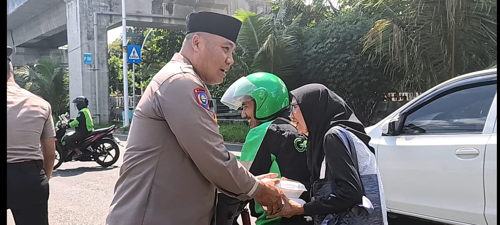 Polsek Kelapa Gading Bagikan 50 Nasi Kotak untuk Ojol dan Warga dalam Program Jumat Peduli