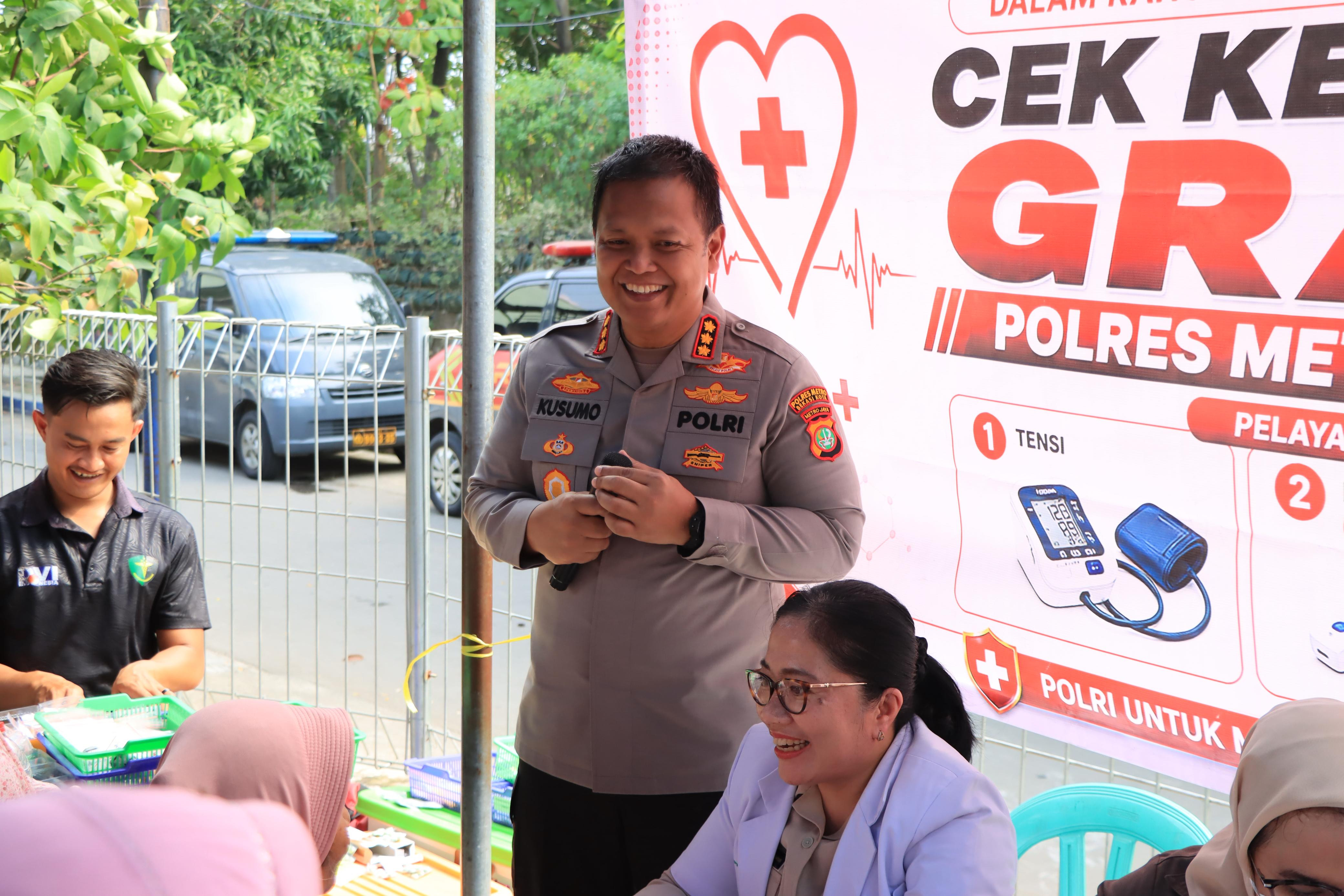 Sambut Hari Bhayangkara ke-80, Melalui Jaga Bekasi On The Spot, Polres Metro Bekasi Kota Gelar Pengobatan Gratis di Bekasi Timur