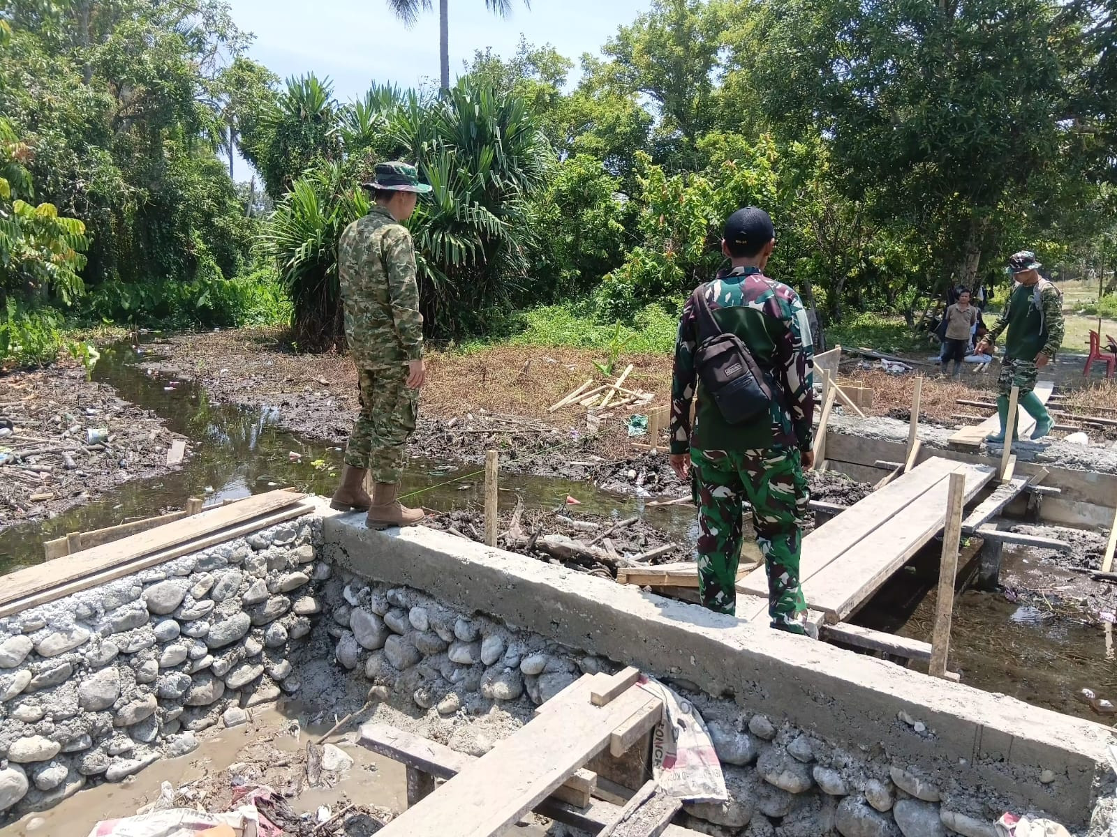 Pastikan Pembangunan Sesuai Target, Dansatgas TMMD ke 130 Tinjau Langsung Pekerjaan Jembatan