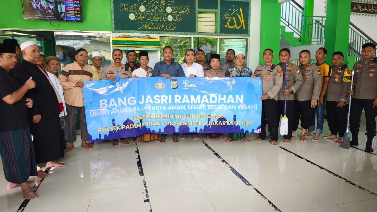 Polsek Pademangan Gelar Program Bang Jasri, Bersih-Bersih Masjid Perkuat Sinergi Polri dan Masyarakat