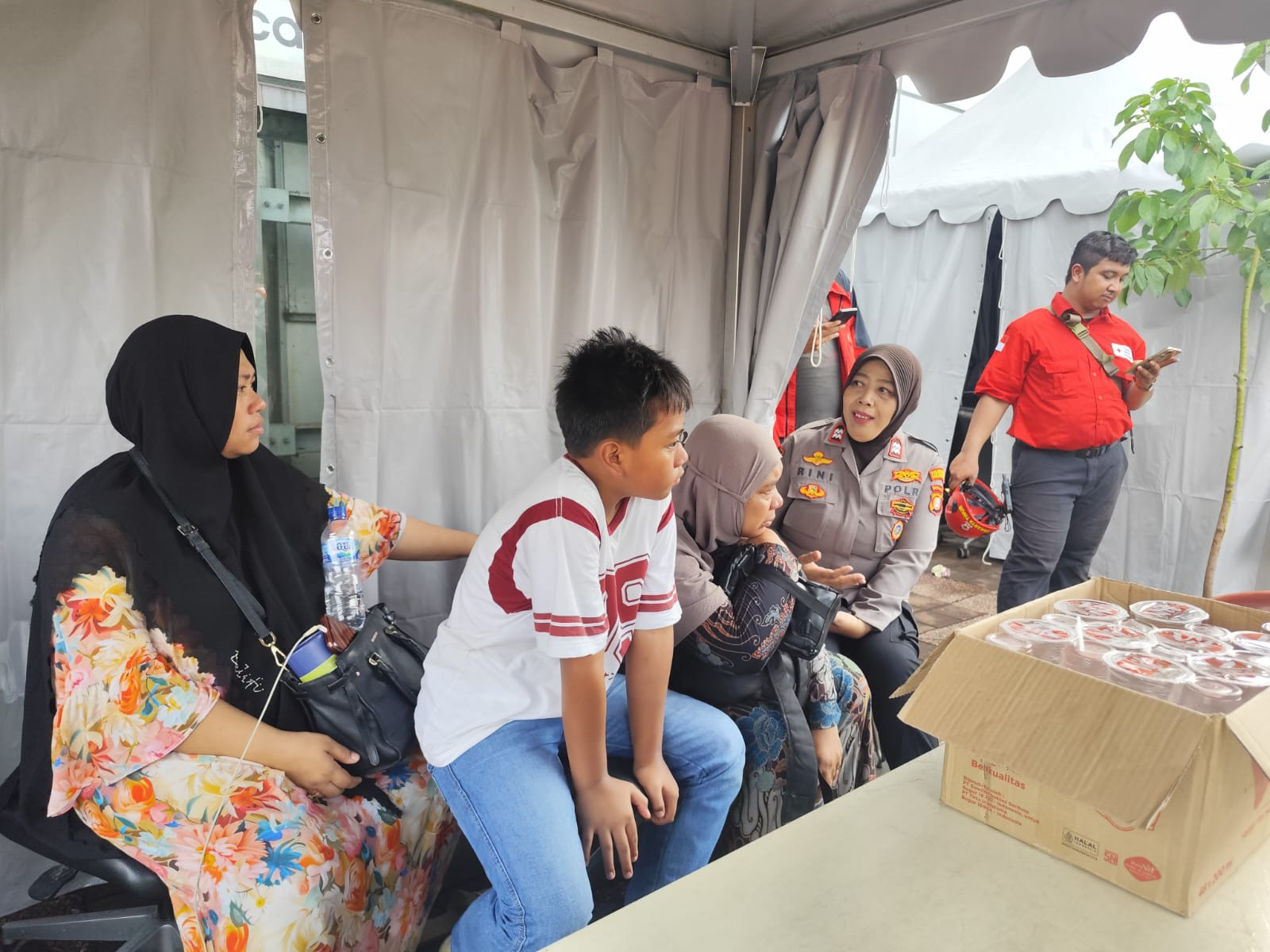 Polwan Dampingi Keluarga Korban Kecelakaan Kereta di Bekasi Timur