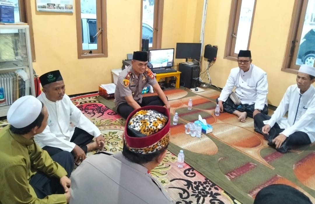Polisi Bersama Masyarakat, Kapolsek Bekasi Barat Sambangi DKM An Nur Kranji, Ajak Tokoh Agama Cegah Tawuran dan Narkoba