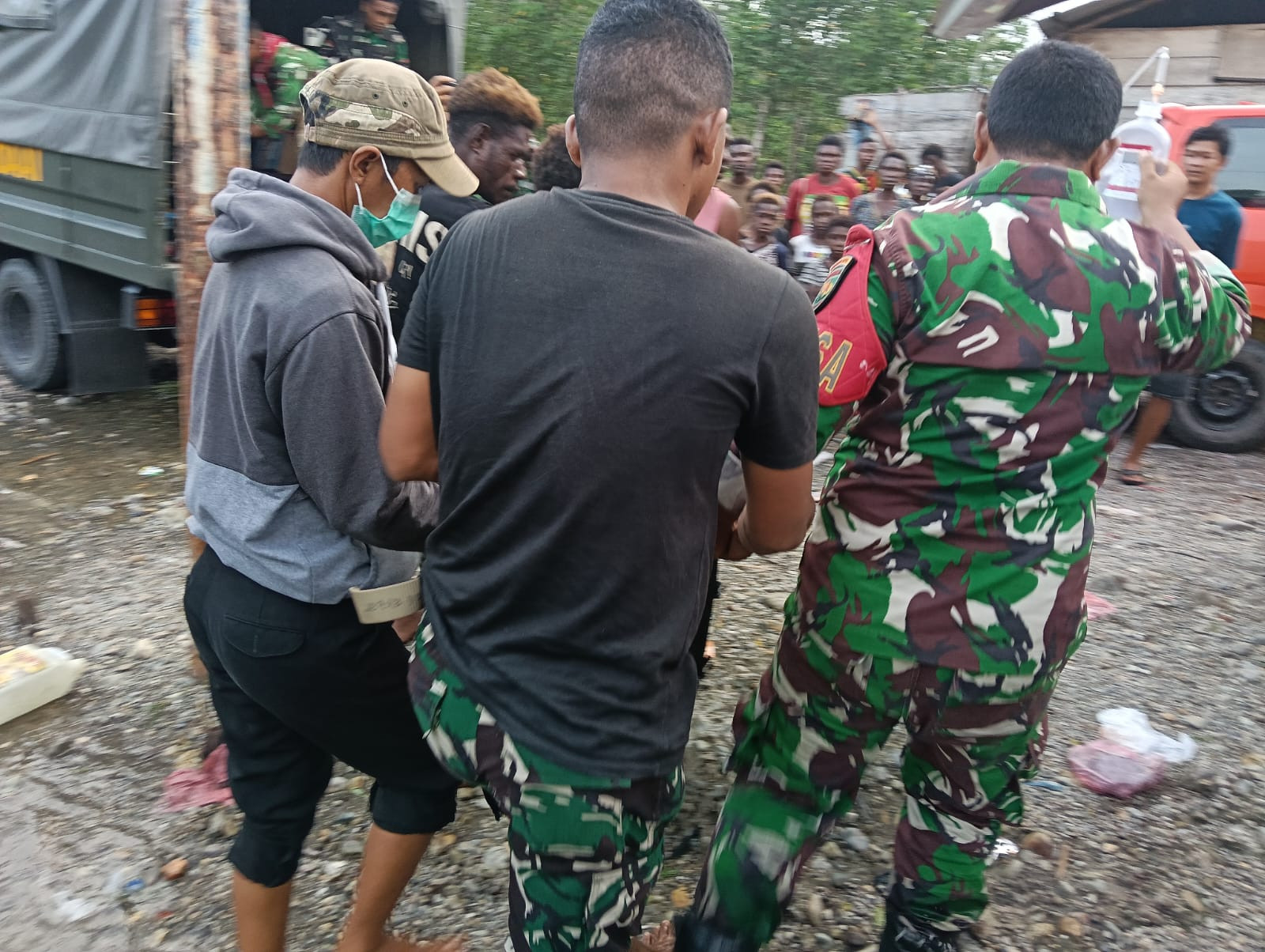 Satgas TMMD Tunjukkan Kepedulian dengan Evakuasi Warga Sakit